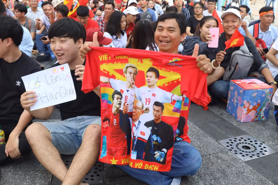 球迷们聚集在胡志明市阮慧步行街为越南与韩国国奥队助威。图自越通社