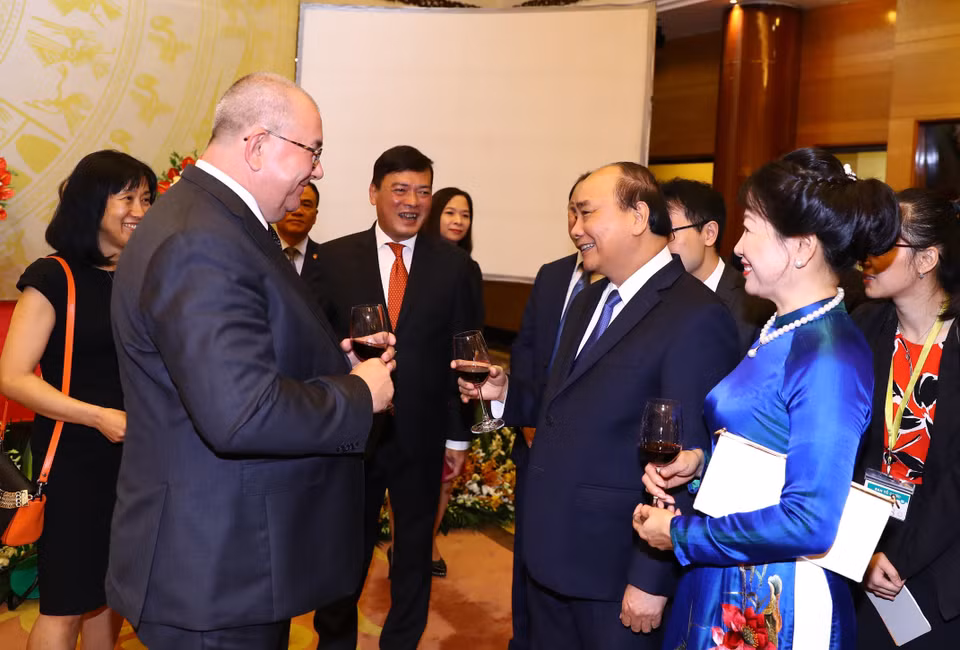 越南政府总理阮春福与夫人同国际朋友一起庆祝越南国庆节。图自越通社