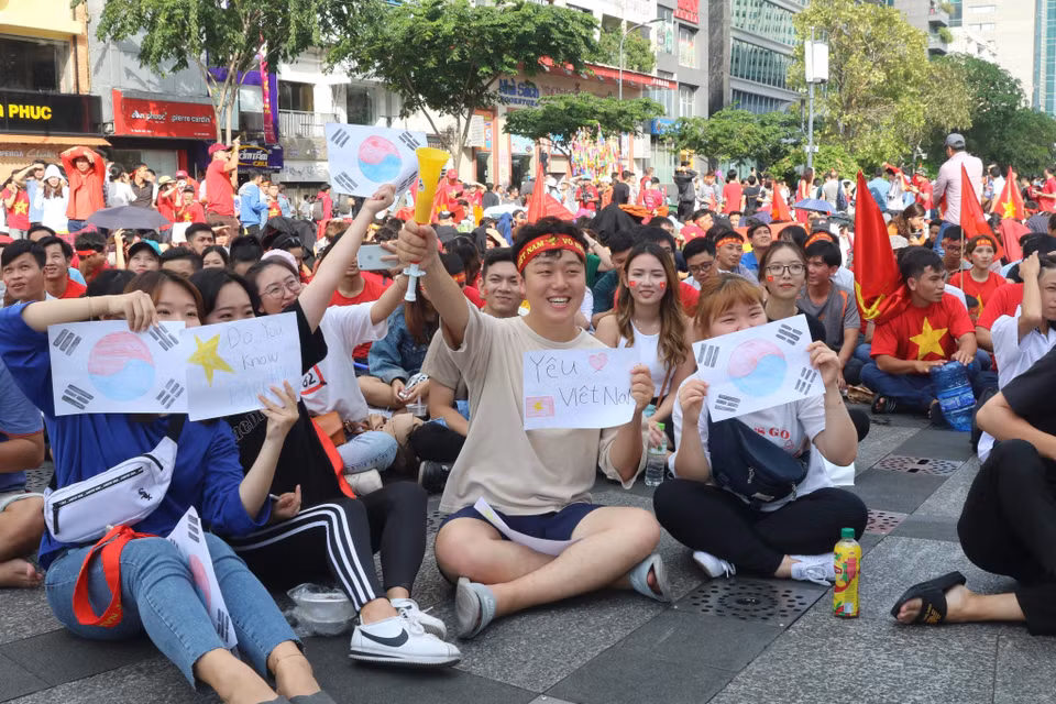 球迷们聚集在胡志明市阮慧步行街为越南与韩国国奥队助威。图自越通社