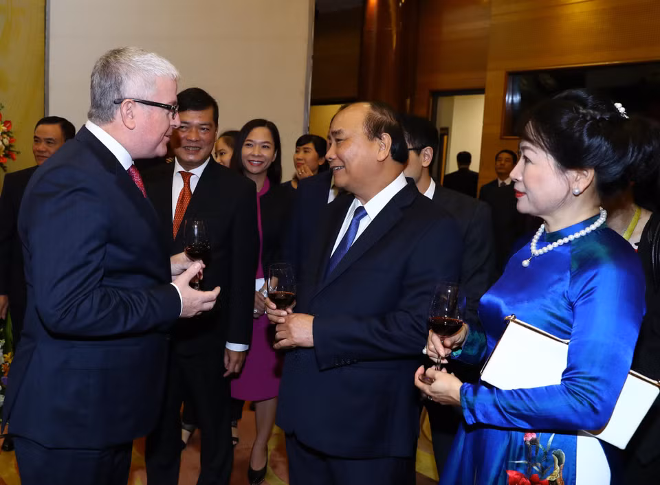 越南政府总理阮春福与夫人同国际朋友一起庆祝越南国庆节。图自越通社