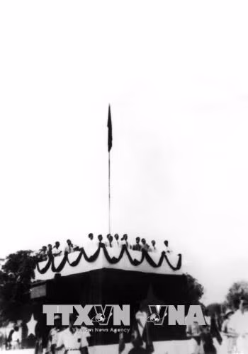 资料图：1945年9月2日，胡志明主席在首都河内巴亭广场上代表全国同胞宣读《独立宣言》，宣布东南亚地区第一个工农国家的越南民主共和国诞生。图自越通社