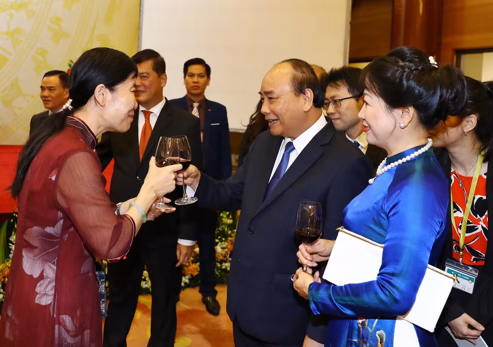 越南政府总理阮春福与夫人同国际朋友一起庆祝越南国庆节。图自越通社