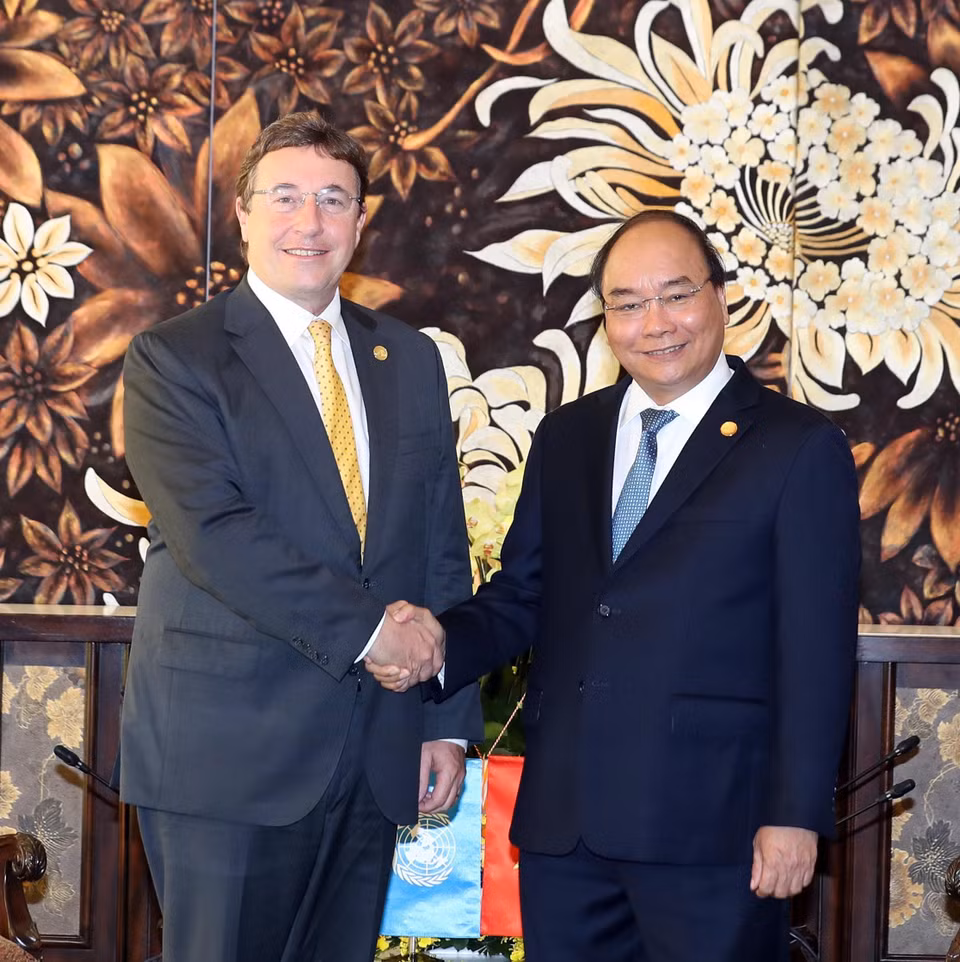 越南政府总理阮春福会见联合国环境规划署(UNEP)执行主任阿希姆·施泰纳。 越通社记者 统一 摄 