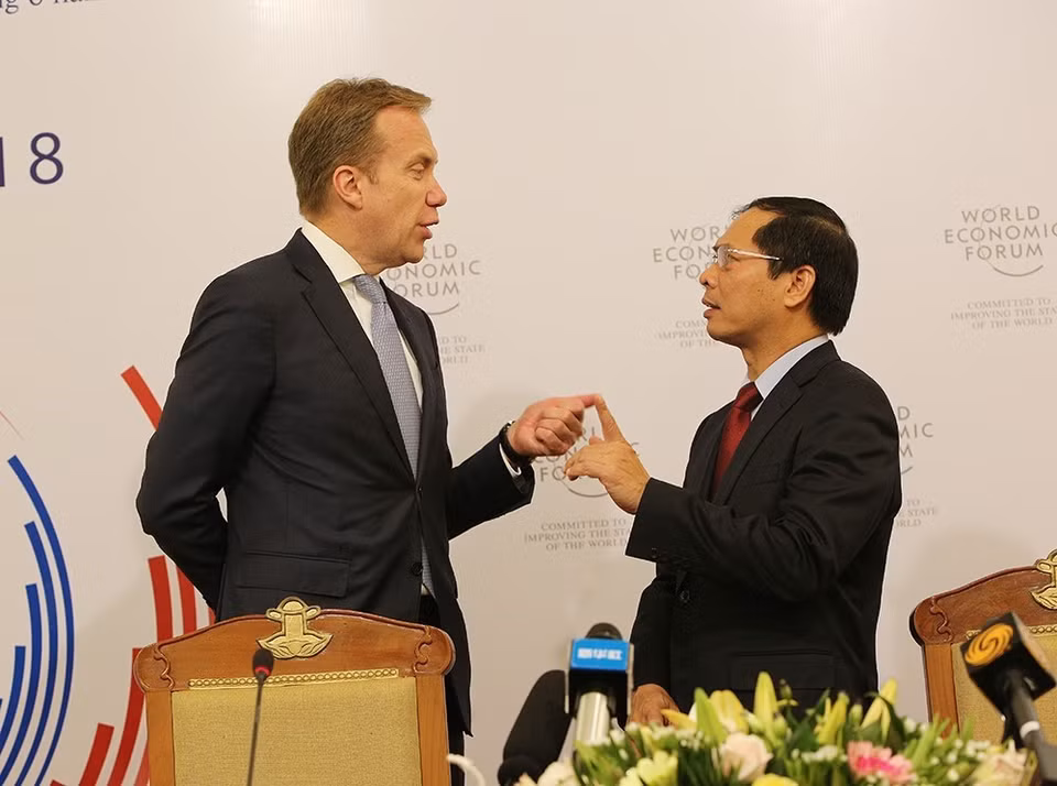 越南外交部常务副部长裴青山（右）与世界经济论坛主席布伦德交谈。越通社记者 杨江 摄