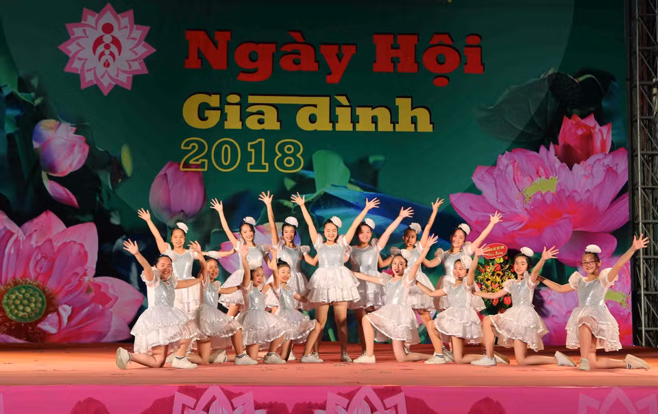 “家庭——爱的港湾”的2018年越南家庭日系列活动的文艺节目。（图片来源：越通社）