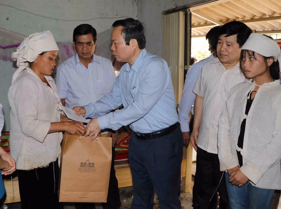 国会副主席冯国显走访慰问当地灾区灾民并向他们赠送慰问品。（图片来源：越通社）