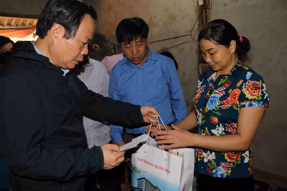 国会副主席冯国显走访慰问当地灾区灾民并向他们赠送慰问品。（图片来源：越通社）