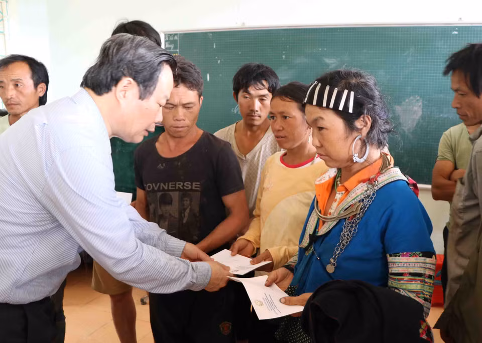 国会副主席冯国显走访慰问当地灾区灾民并向他们赠送慰问品。（图片来源：越通社）