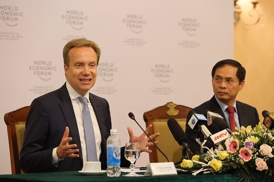 世界经济论坛主席布伦德发表讲话。越通社记者 杨江 摄