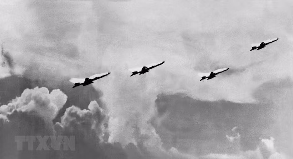 Mig-21型飞机出击与敌军飞机角逐。（图自越通社）