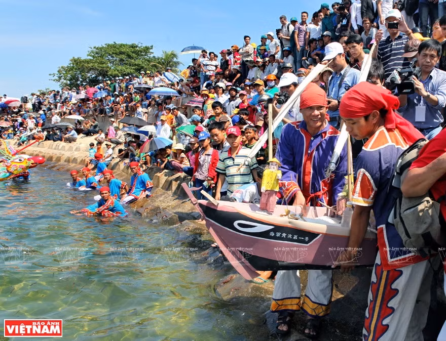 黄沙替身祭礼的放船仪式。越南画报记者 功达 摄 