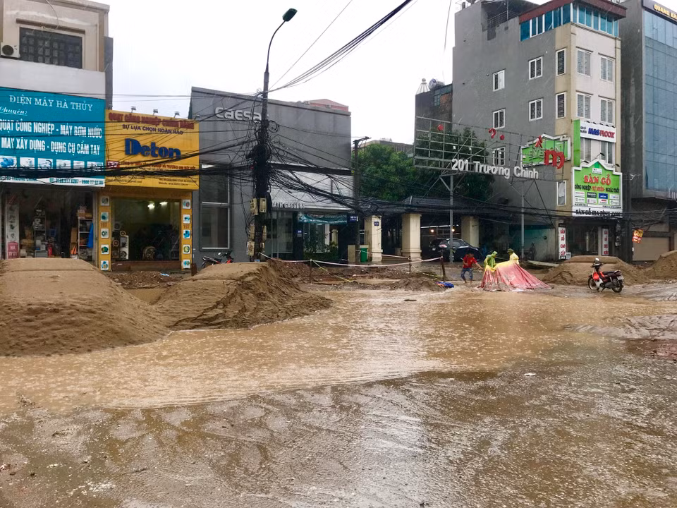 为了应对大雨的影响，河内市水利企业已出动11个排涝泵站的35个水泵。图自越通社
