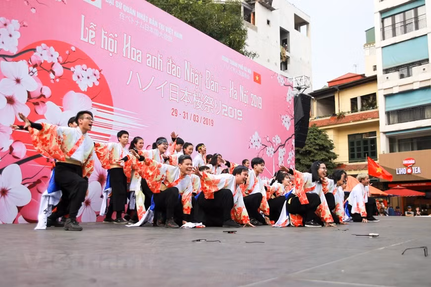 在河内市步行街表演索朗祭传统舞蹈节目。图自越通社