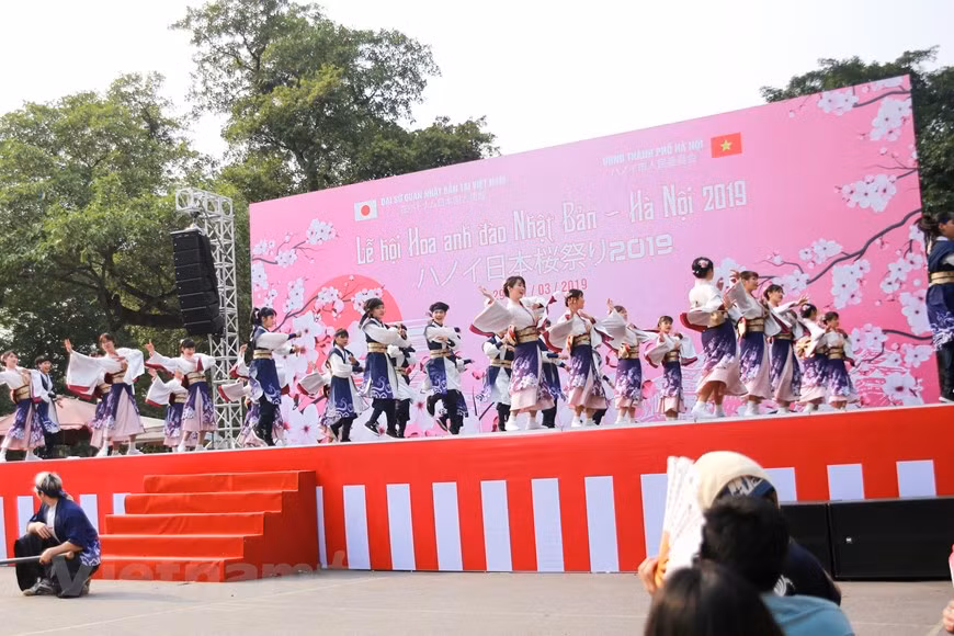 在河内市步行街表演索朗祭传统舞蹈节目。图自越通社