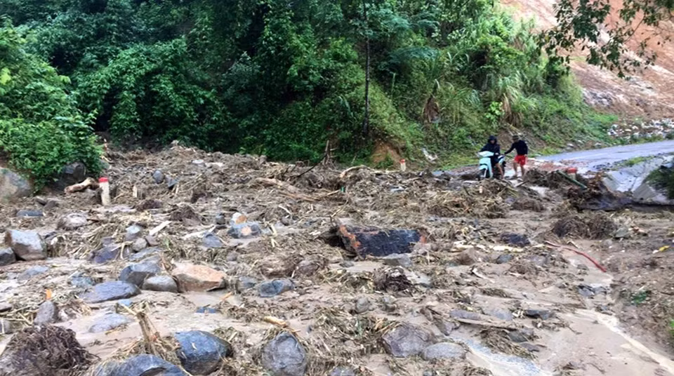 暴雨洪水同时造成清化省孟辣(Muong Lat)、官欣（Quan Hon）等县59间房屋完全垮塌，另有65间房屋受严重损失，907间被淹没，导致1170户家庭被迫疏散。图自越通社