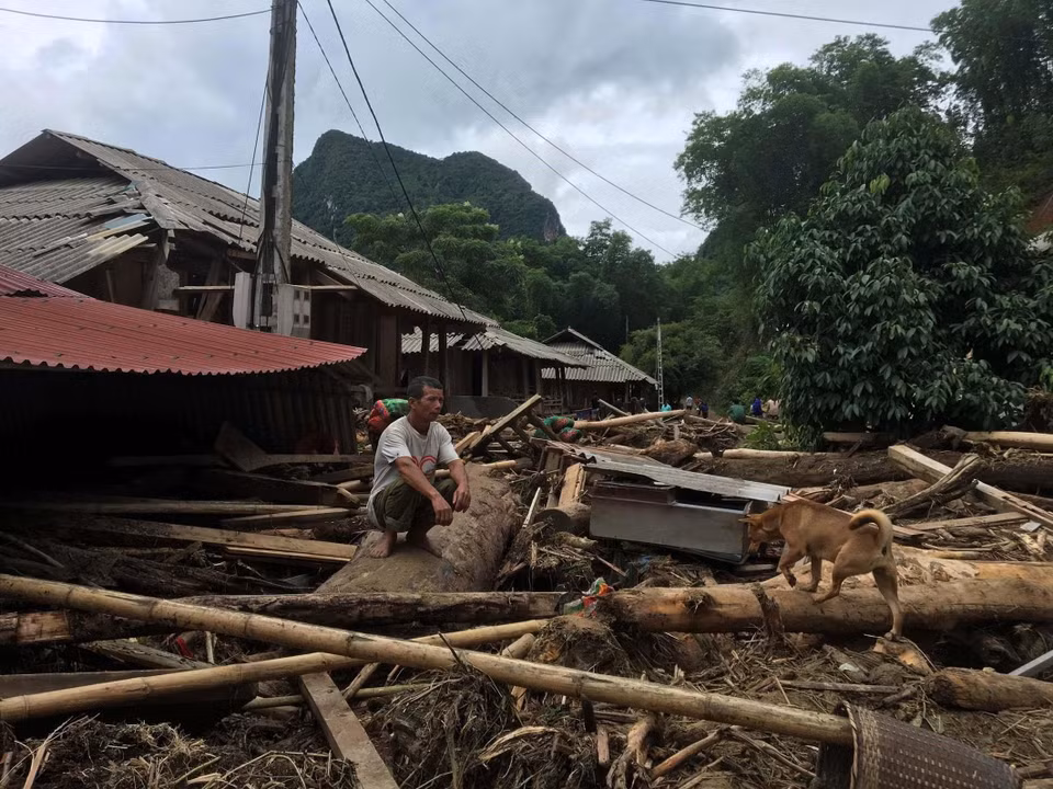 清化省关山县7个山区乡出现强降雨，因降雨量较大，该县那苗乡萨那村的200个户家庭被洪水孤立。