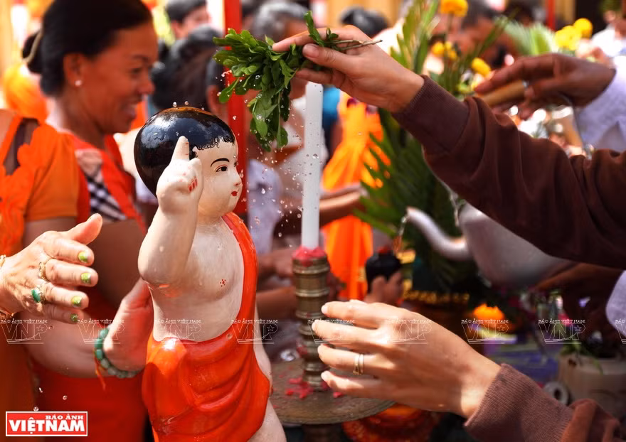 高棉人在新年的浴佛礼。越南画报记者阮伦摄