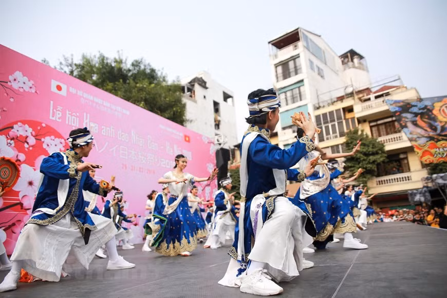 热爱索朗祭传统舞蹈的越南青年向观众献上一场精彩的音乐舞蹈盛宴。图自越通社