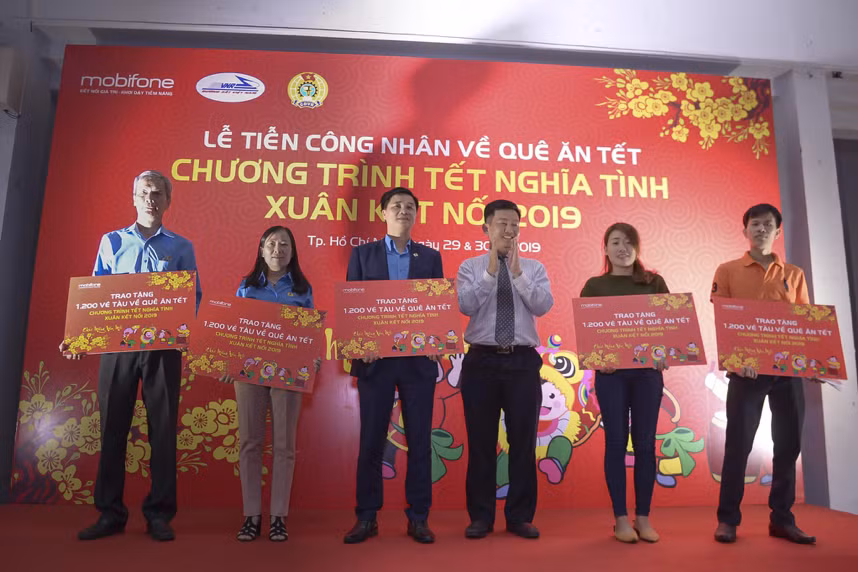 组委会向贫困工人授予1200张火车票。