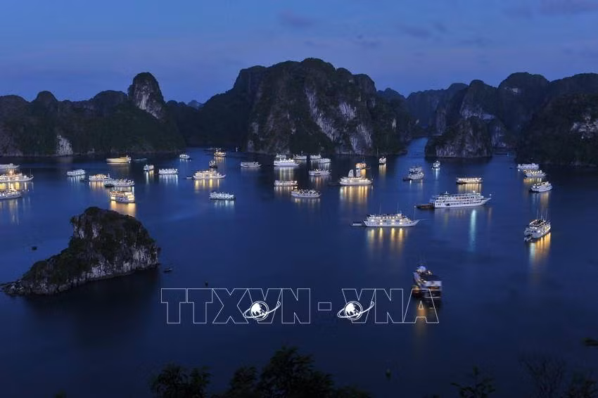 下龙湾夜景。图自越通社