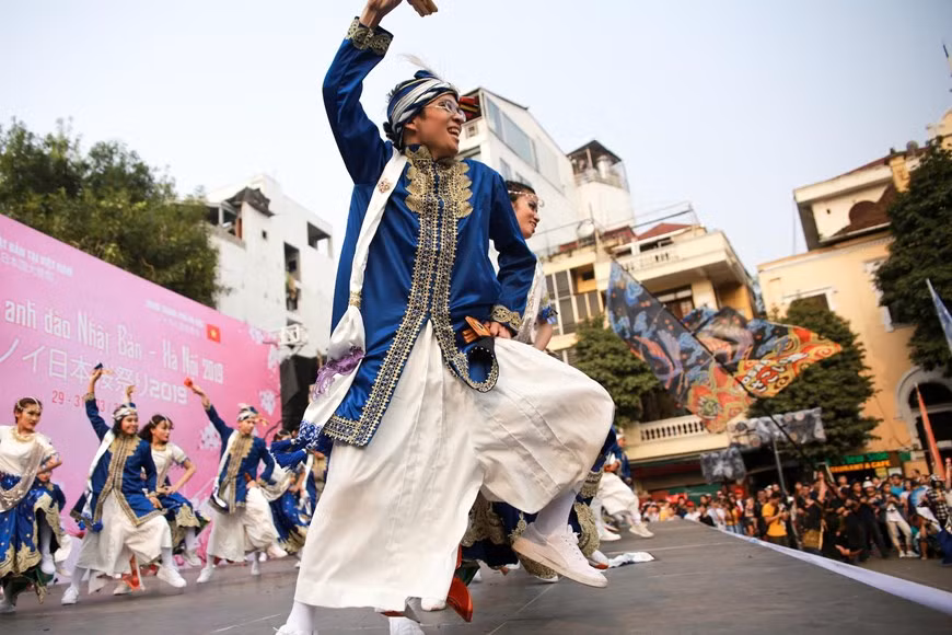 索朗祭传统舞蹈节目吸引了众多群众和国内外游客前来观看。图自越通社 