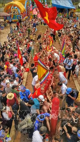 拔河比赛热闹场景。图自越通社