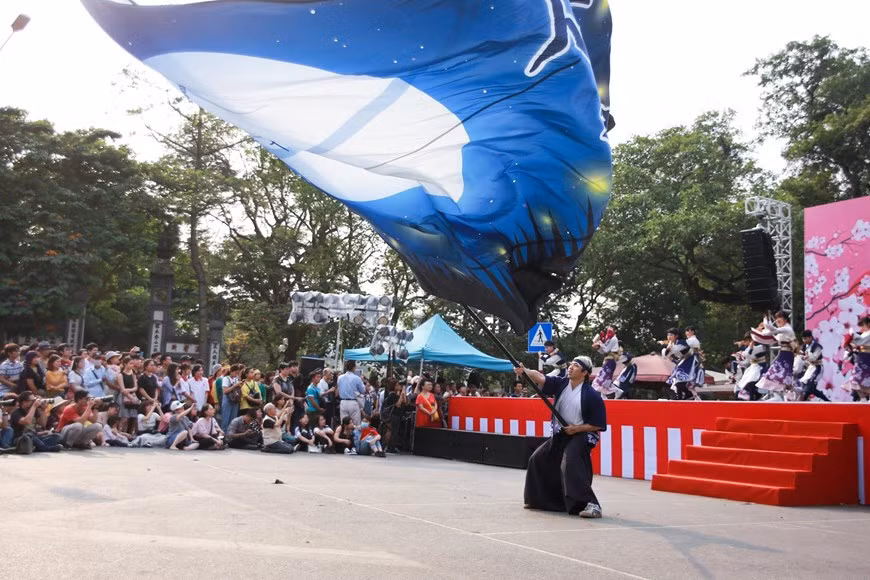 索朗祭传统舞蹈节目吸引了众多群众和国内外游客前来观看。图自越通社