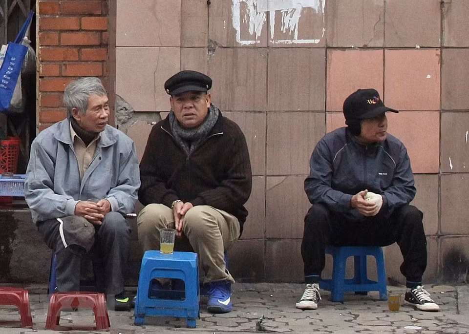 一杯热茶抵御寒冷 越通社记者 光决 摄 