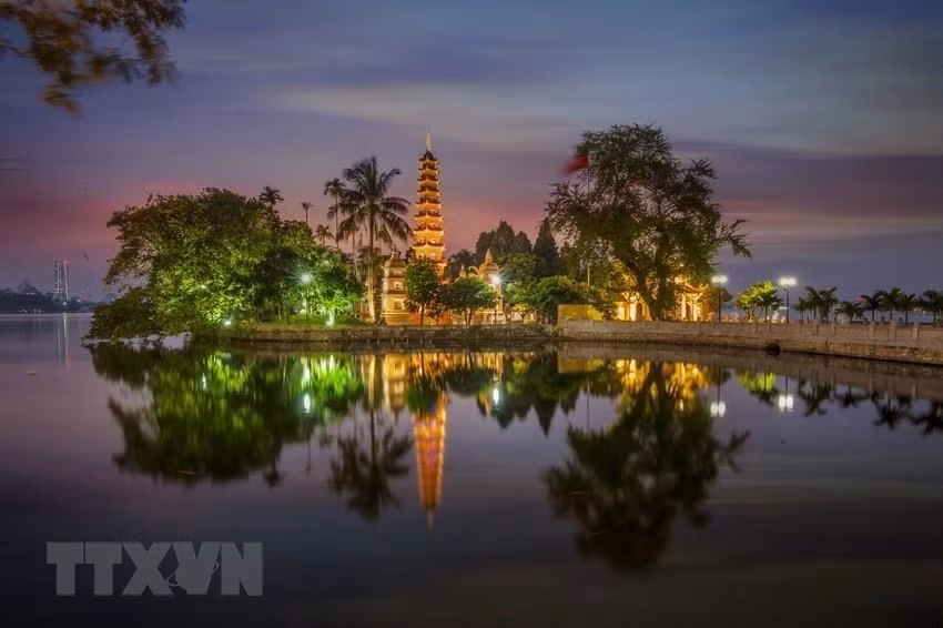 坐落于西湖旁边的镇国寺 越通社记者 仲达 摄 
