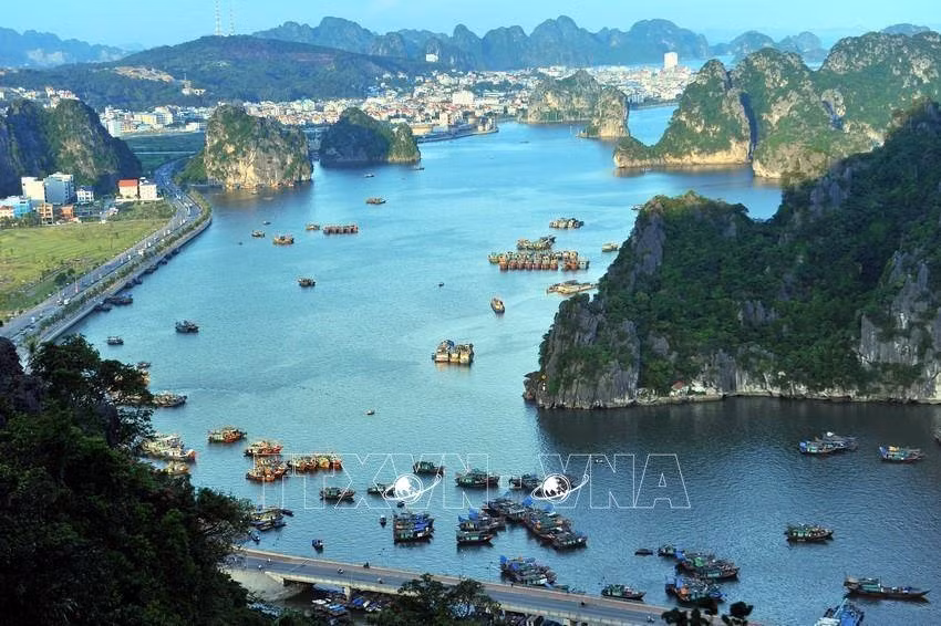 石岛的形与色同天与海相结合造出水墨国画。图自越通社