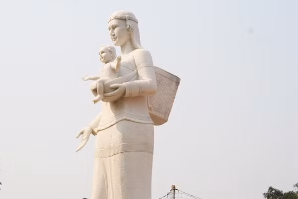 马利亚塑像。以背篓，抱孩子的西原地区妇女形象，这是道法和人世融合在一起的生动表现。（图片来源：越南快讯网）