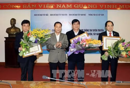 越通社社长阮德利向西北、西原、西南等三地指导委员会领导授予“致力于通讯事业”纪念章。（图片来源：越通社）