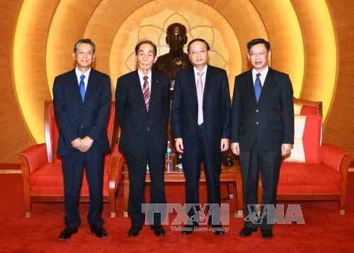 12 月 15 日下午在河内，越共中央政治局委员、中央组织部部长、越日友好议员小组主席苏辉瑞会见了正对越南进行工作访问的日本参议院副议长舆石东一行。（图片来源：越通社）
