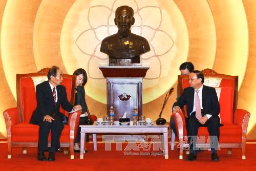 12 月 15 日下午在河内，越共中央政治局委员、中央组织部部长、越日友好议员小组主席苏辉瑞会见了正对越南进行工作访问的日本参议院副议长舆石东一行。（图片来源：越通社）
