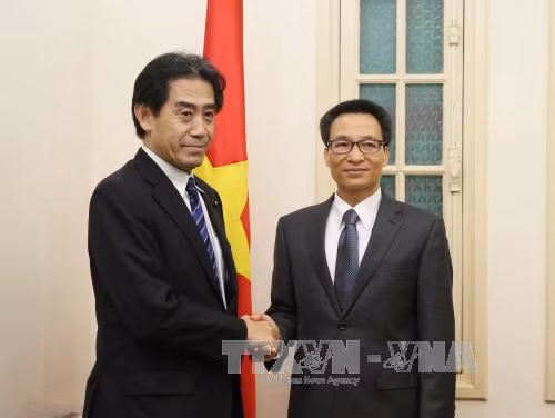 12月15日下午在政府总部，越南政府副总理武德儋会见来访的日本众议院国家基本政策委员会主席Ichiro Aisawa。（图片来源：越通社）