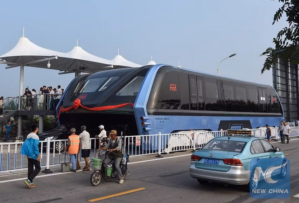 “立体快巴”Transit Elevated Bus (TEB）试点运作。（图片来源：China Xinhua News）