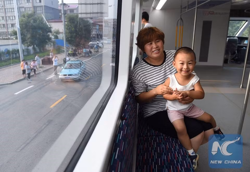 “立体快巴”Transit Elevated Bus (TEB）试点运作。（图片来源：China Xinhua News）