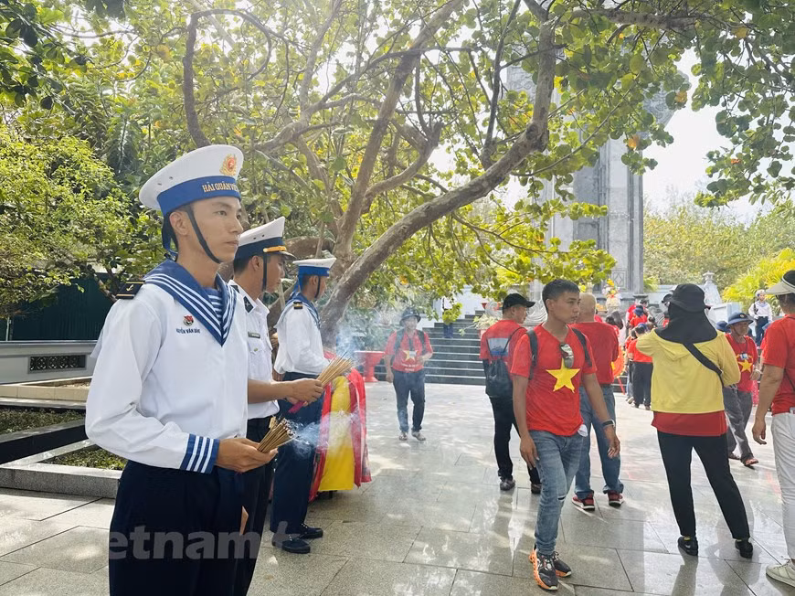 在英烈纪念碑烧香缅怀各位英烈。图自Vietnam+