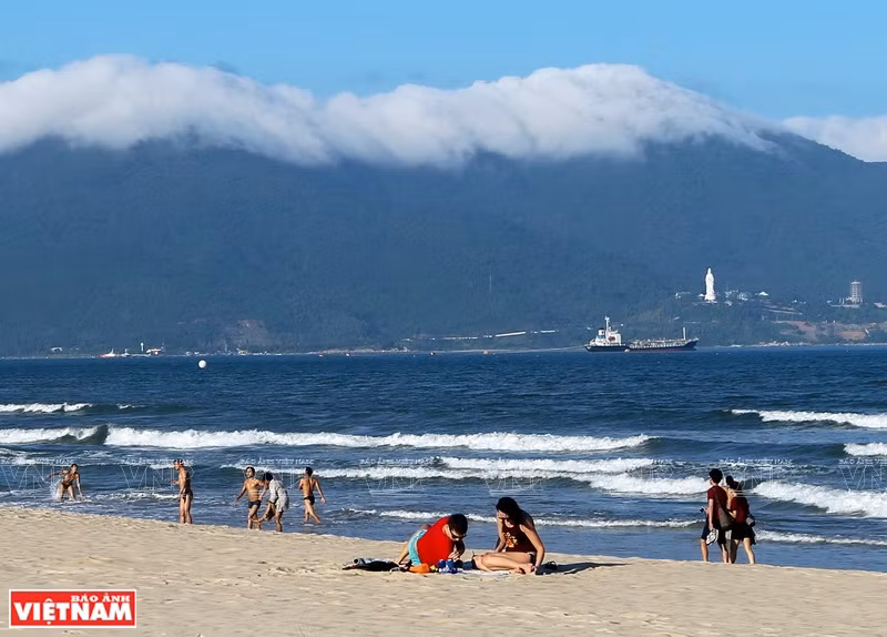 从美溪海滩，游客可观看雄伟的山茶半岛。图片来源：越通社
