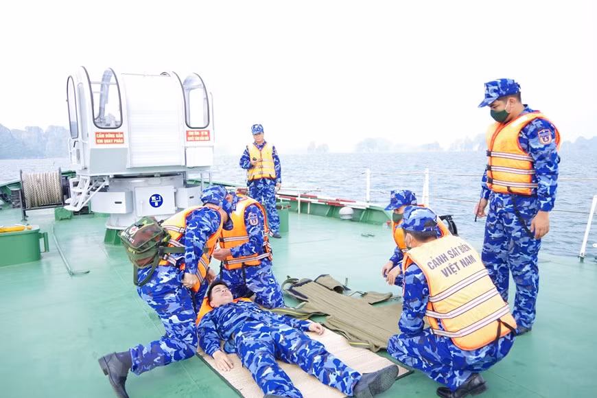 海上受伤士兵的急救训练。图自越通社