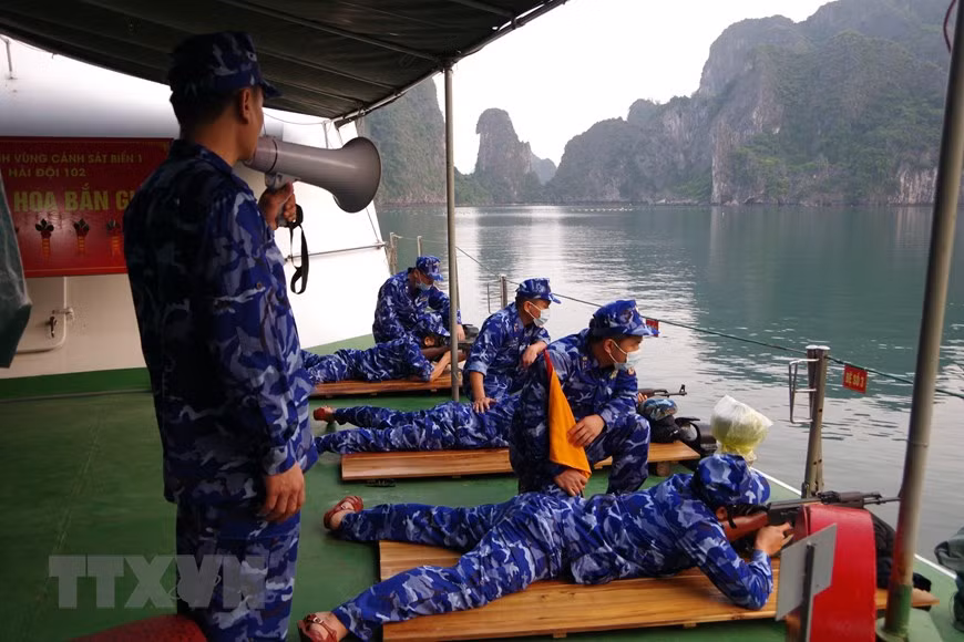 海上AK 冲锋枪射击演习。图自越通社
