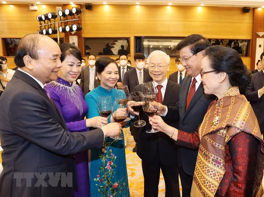 越南共产党中央委员会总书记阮富仲和夫人、越南国家主席阮春福和夫人、老挝人民革命党中央委员会总书记、国家主席通伦•西苏里携夫人祝贺越老伟大友谊、特殊团结关系。图片来源：越通社