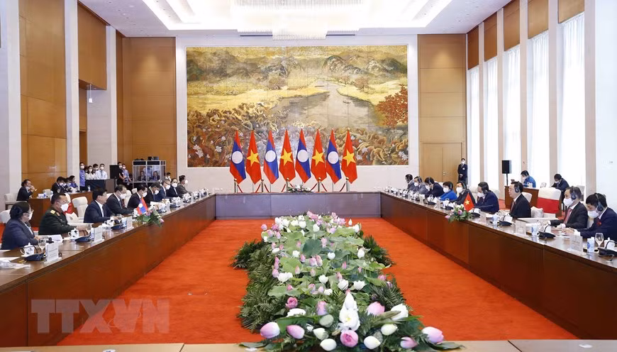 越南国会主席王廷惠会见老挝人民革命党中央委员会总书记、国家主席通伦•西苏里。图片来源：越通社