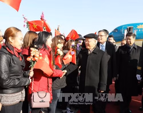 越南驻中国大使馆工作人员和越侨到机场迎接阮富仲一行。（图片来源：越通社） 