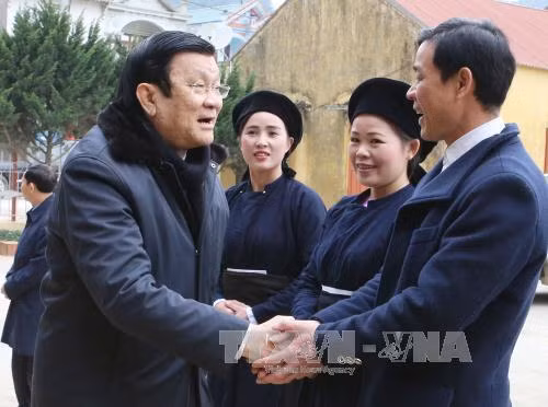 张晋创主席向茶领县高章乡干部和人民拜年。
