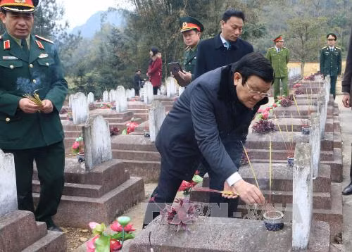  张晋创主席一行前往高平省茶领县烈士陵园上香，缅怀 1979 年为维护祖国北部边境而英勇牺牲的各位年轻英雄烈士。