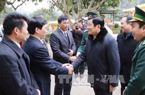张晋创主席向茶领县干部和人民拜年。