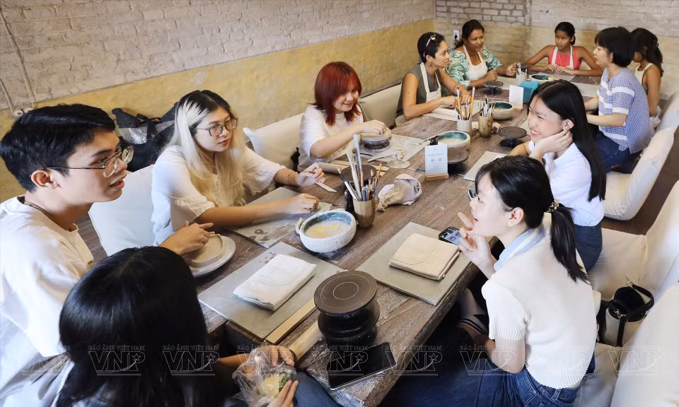 手工陶瓷制作颇受西贡年轻人的青睐。图自 越通社/《越南画报》