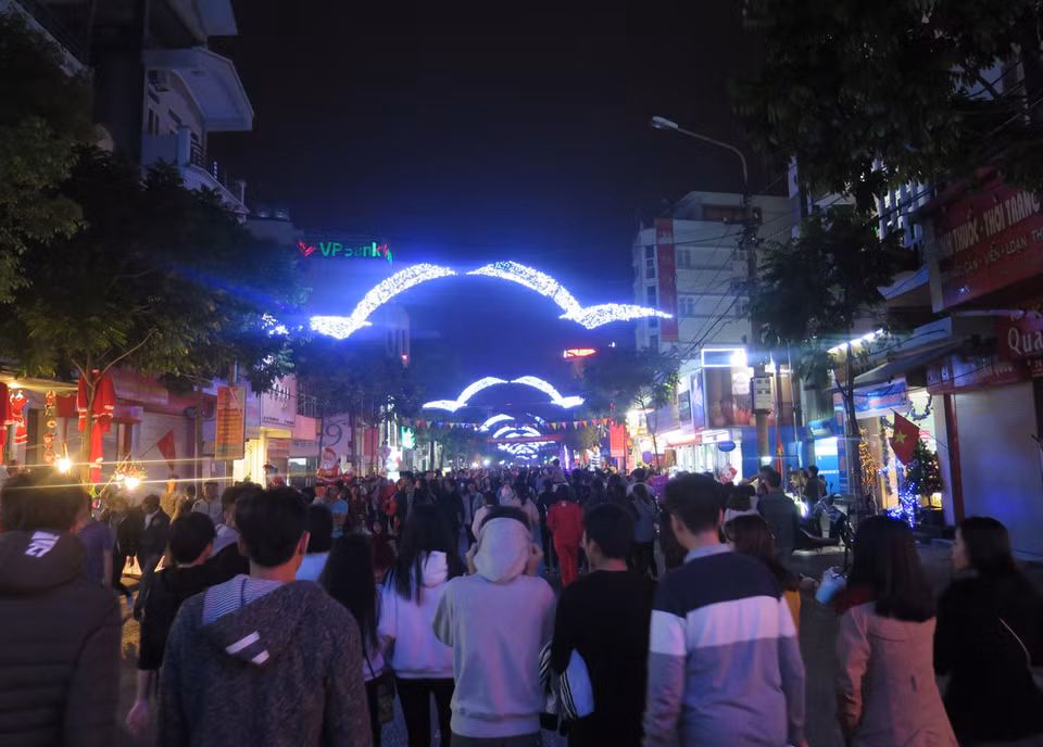 海阳省信教群众及人民上街欢度圣诞节（图片来源：越通社）