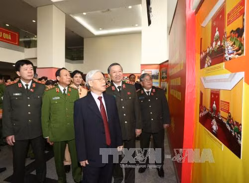 越共中央总书记阮富仲与代表们观看越南人民军各项活动的图片（图片来源：越通社）
